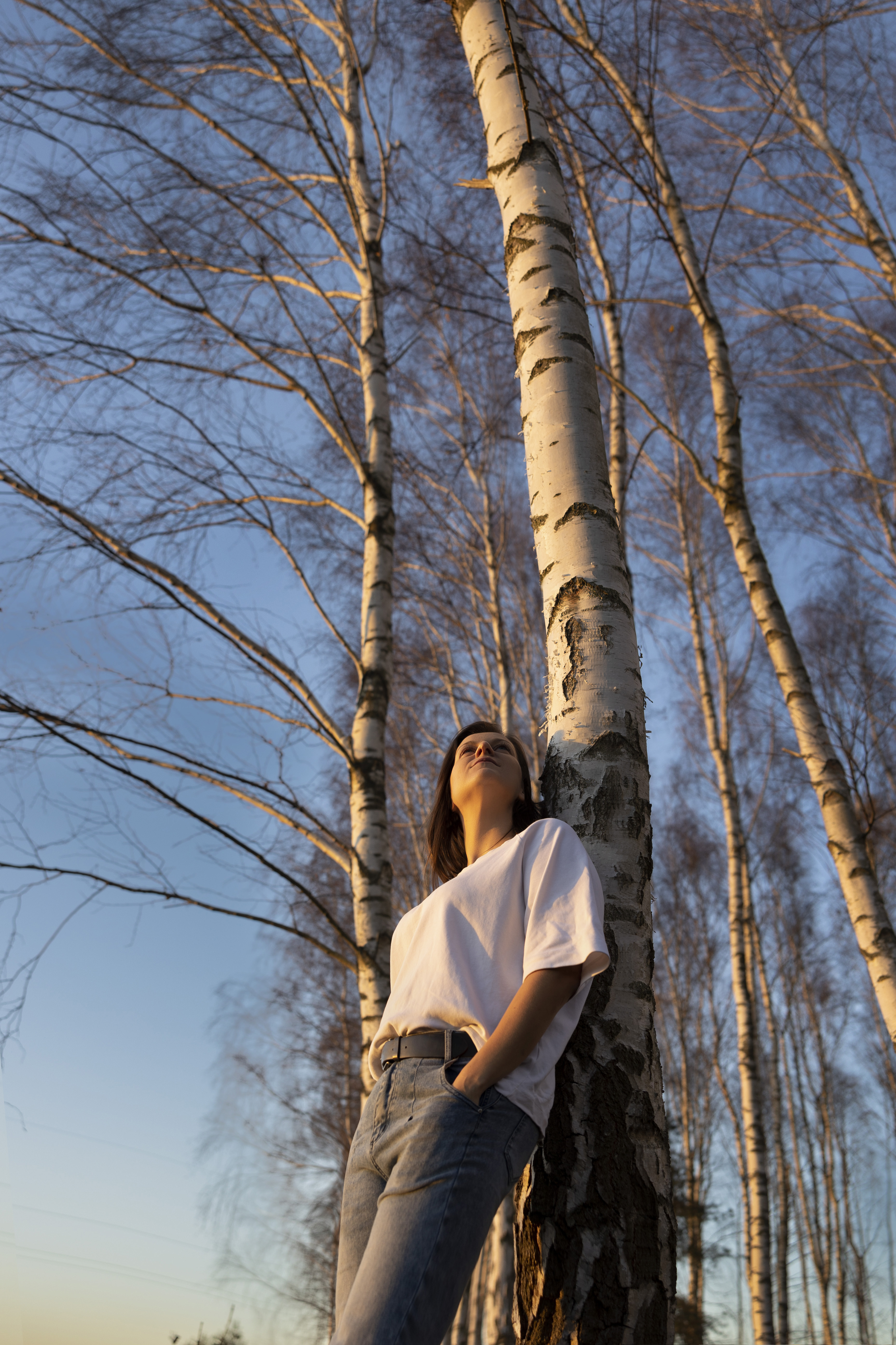 Profil na tle drzewa